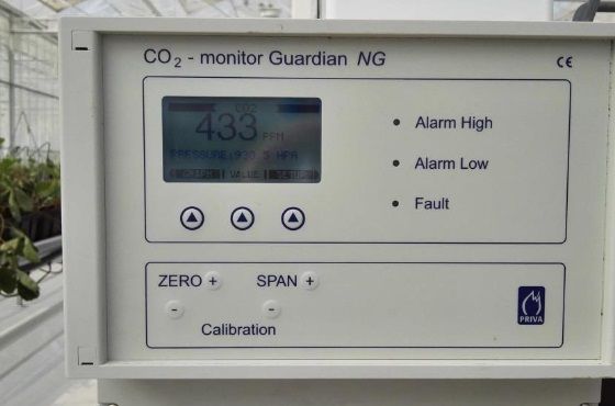 How do you calibrate a CO2 meter?
