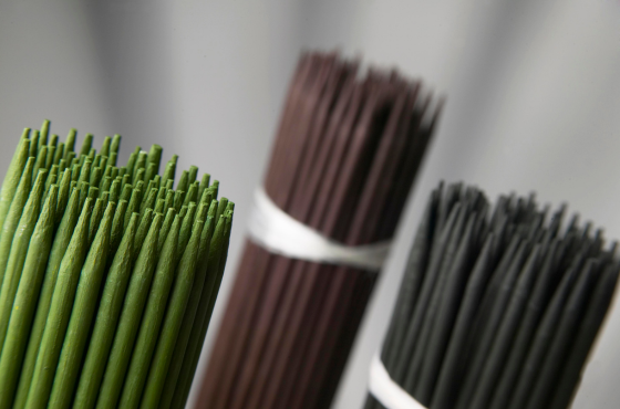 What is the difference between plastic, split bamboo and fiberglass plant stakes?