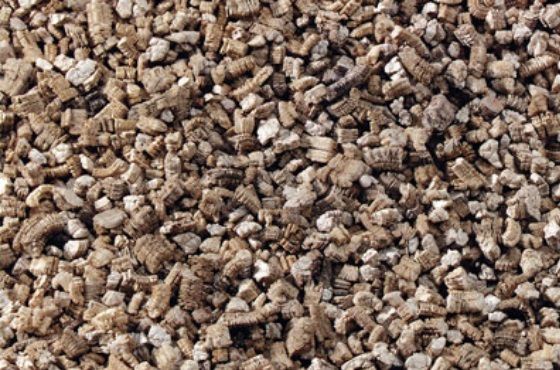 What is the difference between vermiculite and perlite?